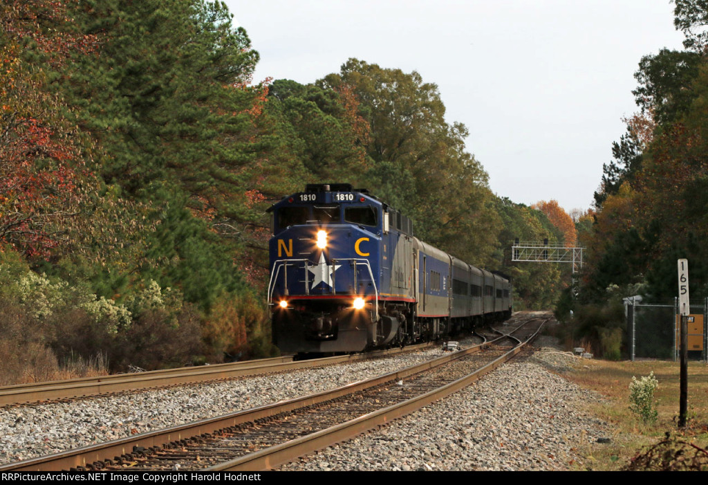 RNCX 1810 leads train 75 southbound
